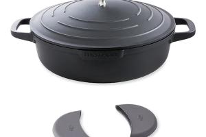 Lot cocotte légère basse ronde en fonte d'aluminium 28 cm noir et deux maniques silicone Mathon