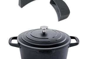 Lot cocotte légère ronde en fonte d'aluminium 24 cm 4,5 L et deux maniques en silicone Mathon