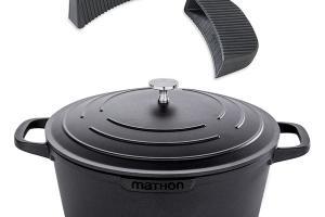 Lot cocotte légère ronde en fonte d'aluminium 28 cm 6,7 L et deux maniques en silicone Mathon