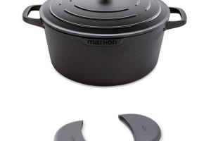 Lot cocotte légère ronde en fonte d'aluminium 28 cm et deux maniques en silicone