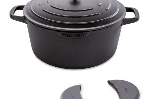 Lot cocotte légère ronde en fonte d'aluminium 28 cm et deux maniques en silicone