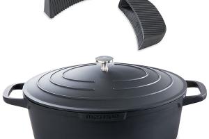 Lot grande cocotte légère ovale en fonte d'aluminium 32 cm 6,5 L et deux maniques silicone Mathon