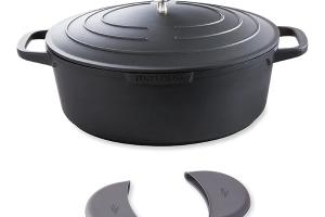 Lot grande cocotte légère ovale en fonte d'aluminium 32 cm coloris noir et deux maniques silicone