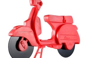 Roulette à pizza en forme de scooter rouge Eddingtons