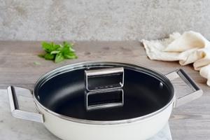Sauteuse aluminium antiadhésive 28 cm crème mat avec couvercle en verre trempé Smeg