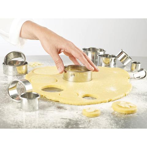 Boîte de 14 découpoirs ronds lisses en inox 2 à 11 cm Mathon Boîte de 14 découpoirs ronds lisses en inox 2 à 11 cm Mathon