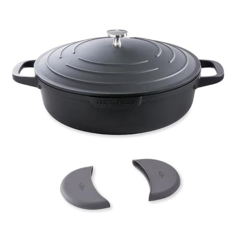 Lot cocotte légère basse ronde en fonte d'aluminium 28 cm noir et deux maniques silicone Mathon