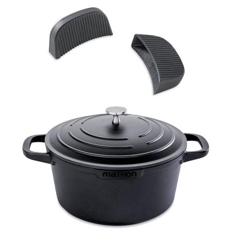 Lot cocotte légère ronde en fonte d'aluminium 24 cm 4,5 L et deux maniques en silicone Mathon Lot cocotte légère ronde en fonte d'aluminium 24 cm 4,5 L et deux maniques en silicone Mathon