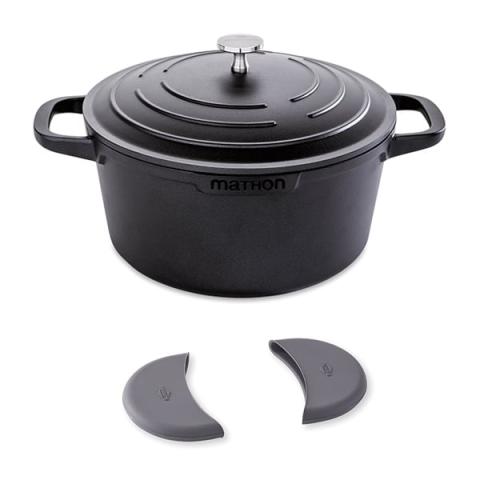 Lot cocotte légère ronde en fonte d'aluminium 24 cm et deux maniques en silicone Lot cocotte légère ronde en fonte d'aluminium 24 cm et deux maniques en silicone