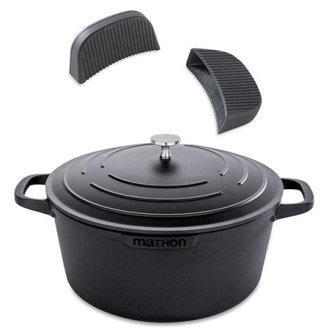 Lot cocotte légère ronde en fonte d'aluminium 28 cm 6,7 L et deux maniques en silicone Mathon Lot cocotte légère ronde en fonte d'aluminium 28 cm 6,7 L et deux maniques en silicone Mathon