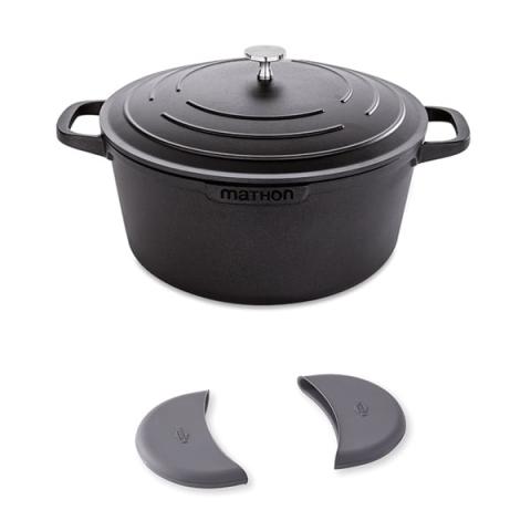 Lot cocotte légère ronde en fonte d'aluminium 28 cm et deux maniques en silicone Lot cocotte légère ronde en fonte d'aluminium 28 cm et deux maniques en silicone