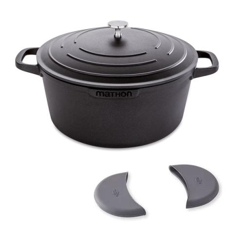 Lot cocotte légère ronde en fonte d'aluminium 28 cm et deux maniques en silicone Lot cocotte légère ronde en fonte d'aluminium 28 cm et deux maniques en silicone