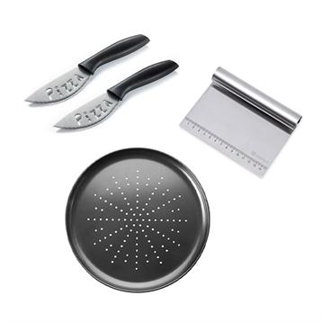 Lot plaque à pizza, coupe pâte gradué et 2 couteaux à pizza en inox Lot plaque à pizza, coupe pâte gradué et 2 couteaux à pizza en inox