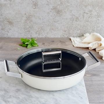 Sauteuse aluminium antiadhésive 28 cm crème mat avec couvercle en verre trempé Smeg Sauteuse aluminium antiadhésive 28 cm crème mat avec couvercle en verre trempé Smeg